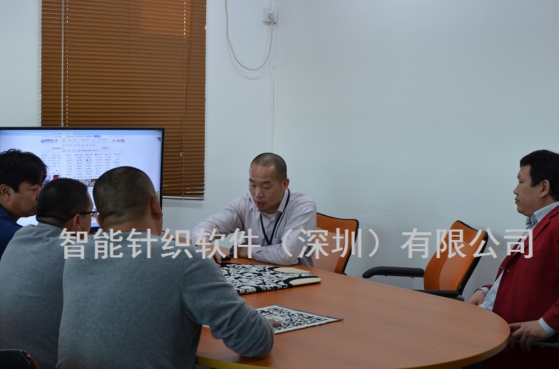 麦先生向内蒙古鄂尔多斯的客人讲解智能下数最新应用方案