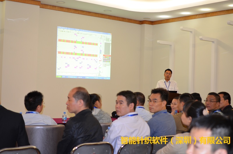 电机挑战变商机--智能公司的讲师在讲解快速起办流程